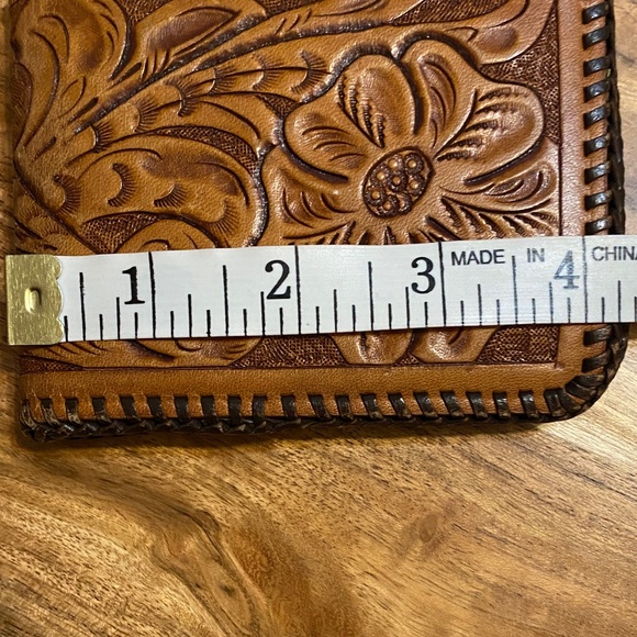 Vintage hand tooled leather unisex bifold - Picture 12 of 13
